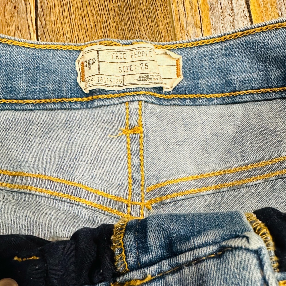 Free Peopke Busted Knee Skinny Jeans. Size 26. EUC - Picture 3 of 7